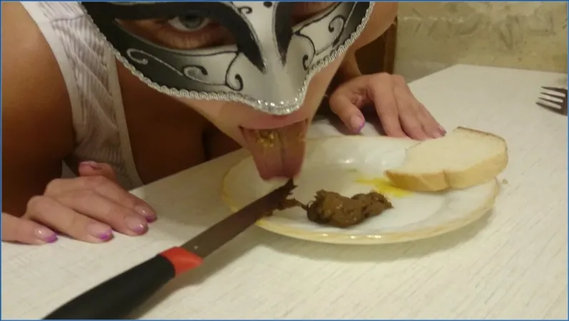 Brown Wife syö paskansa nautinnolla leivän päältä - kakkavideo