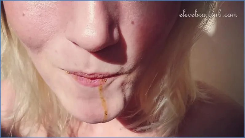 Elecebra ruokkii paskalla ja kusella bisarrissa leikissä - kakkavideo