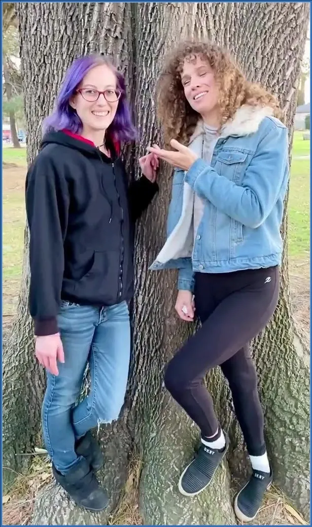 VibeWithMolly ja toinen kypsä nainen paljastautuvat ja pissivät julkisesti - kakkavideo