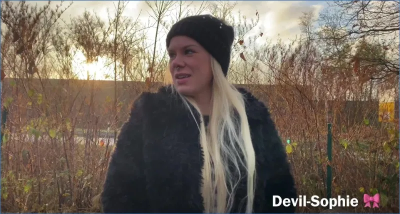Devil Sophie ei kestä enää - hätä yllättää McDonaldsin parkkiksella - kakkavideo
