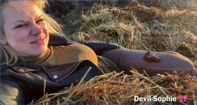 Devil Sophie pissitetään läpimäräksi lantakasalla - kakkavideo