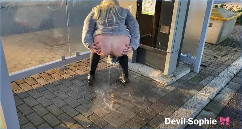 Devil Sophie paskoo lipunmyyntiautomaatille ja sotkee kaiken - kakkavideo