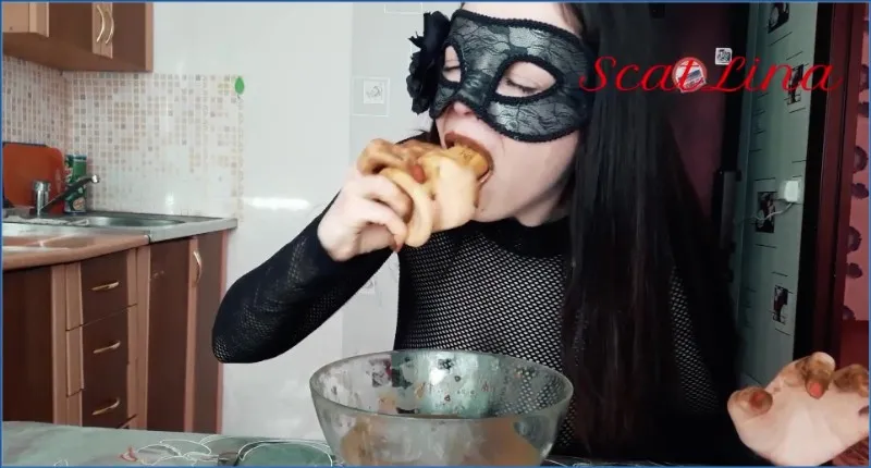 Scat Lina rührt sich eine Suppe mit Stuhlgang an - keittää kakkakeiton - kakkavideo